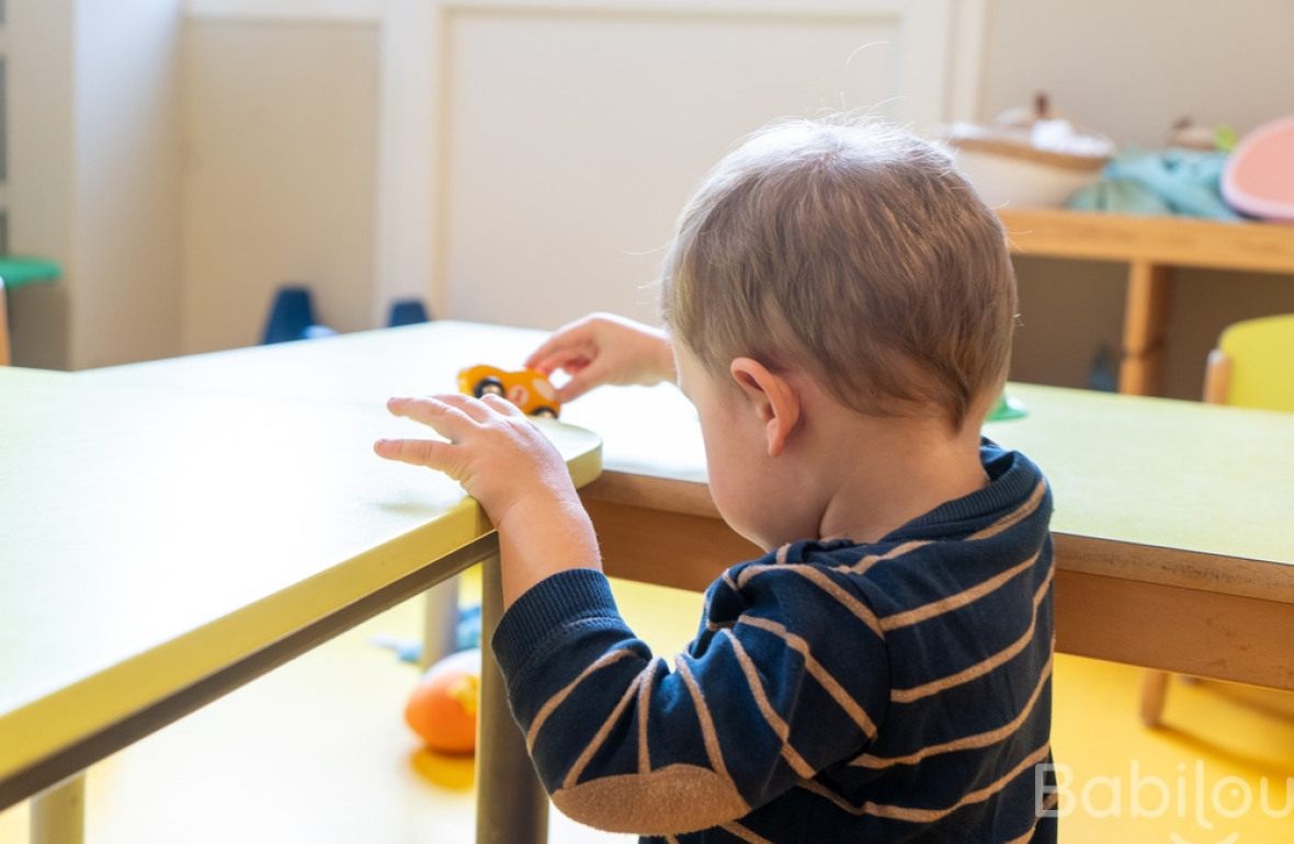 Un enfant en crèche qui joue 