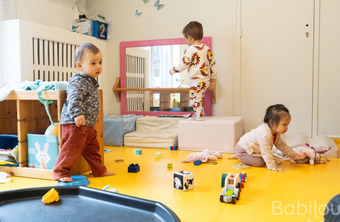 Trois enfants en crèche Babilou qui jouent