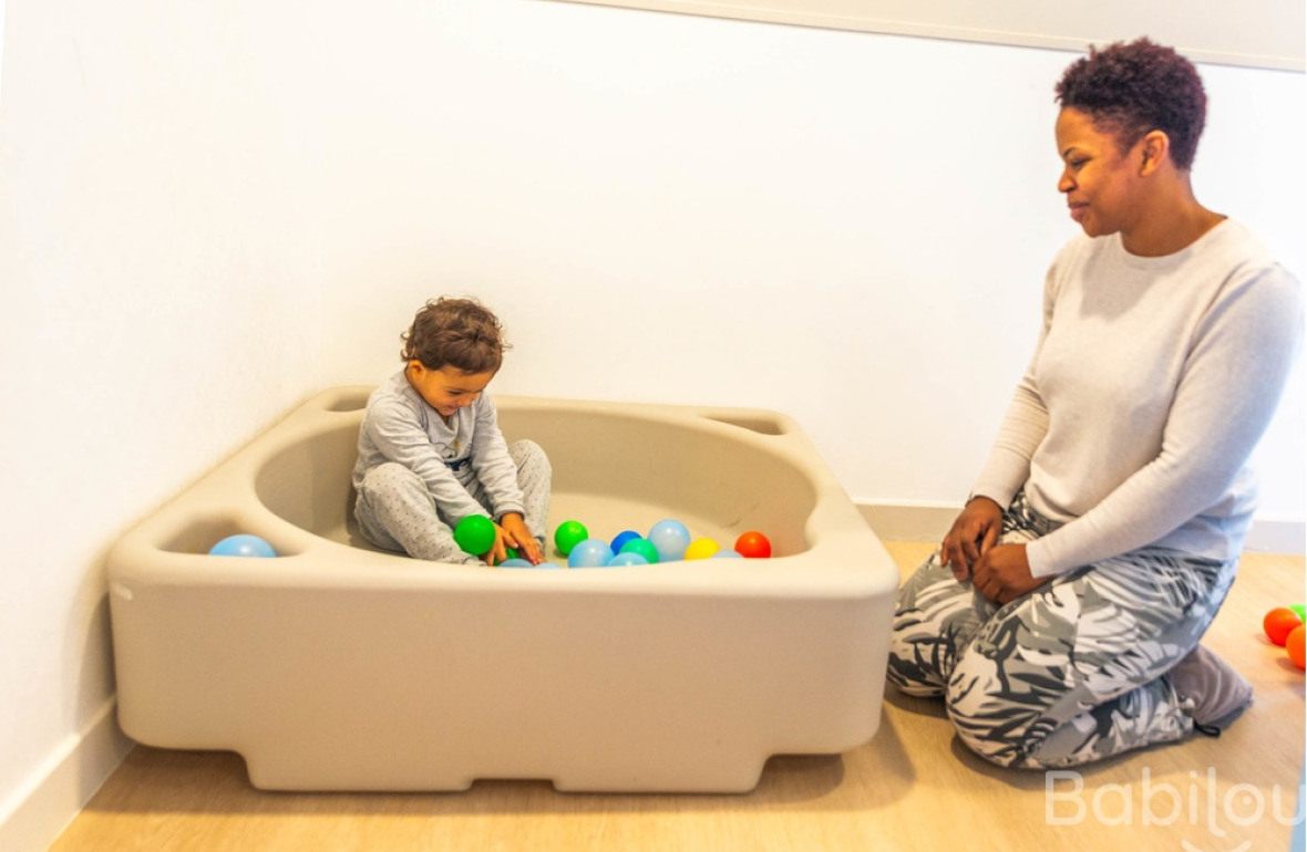 Une pro en crèche qui joue avec un enfant