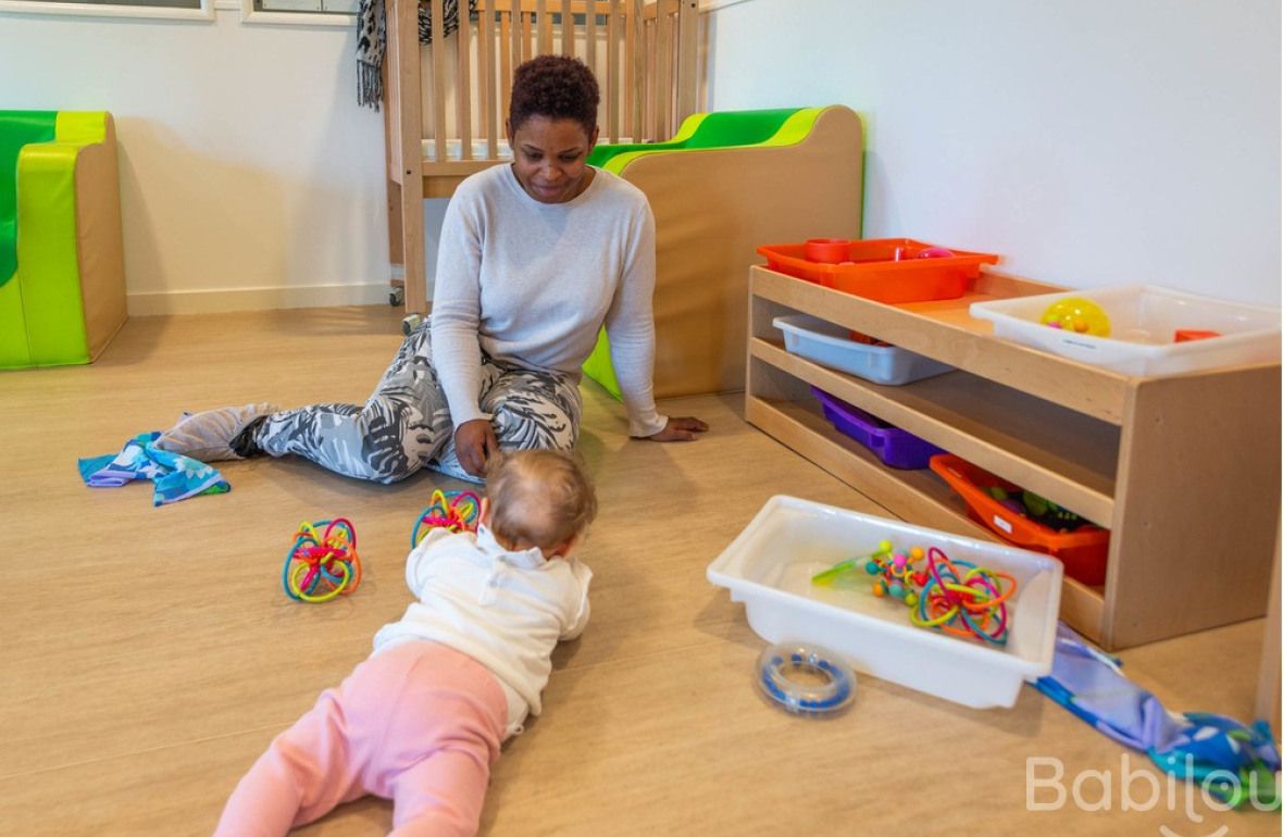 Une pro et une enfant en crèche