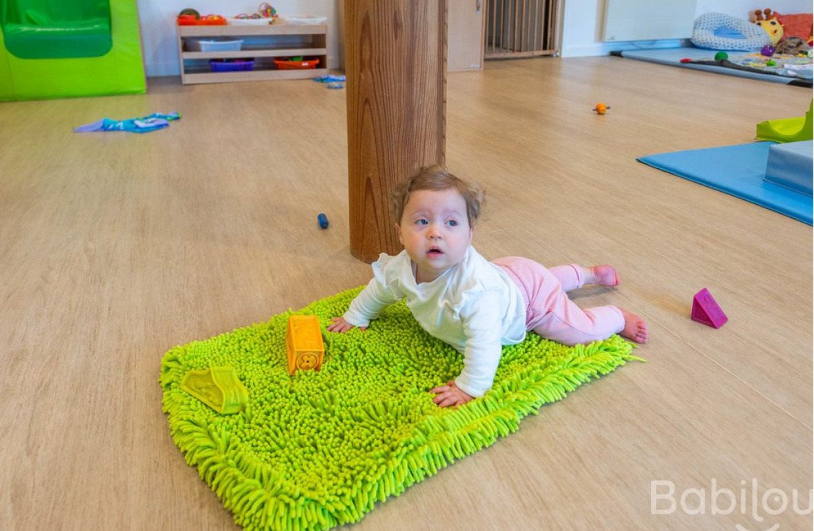 Une enfant en crèche qui joue 