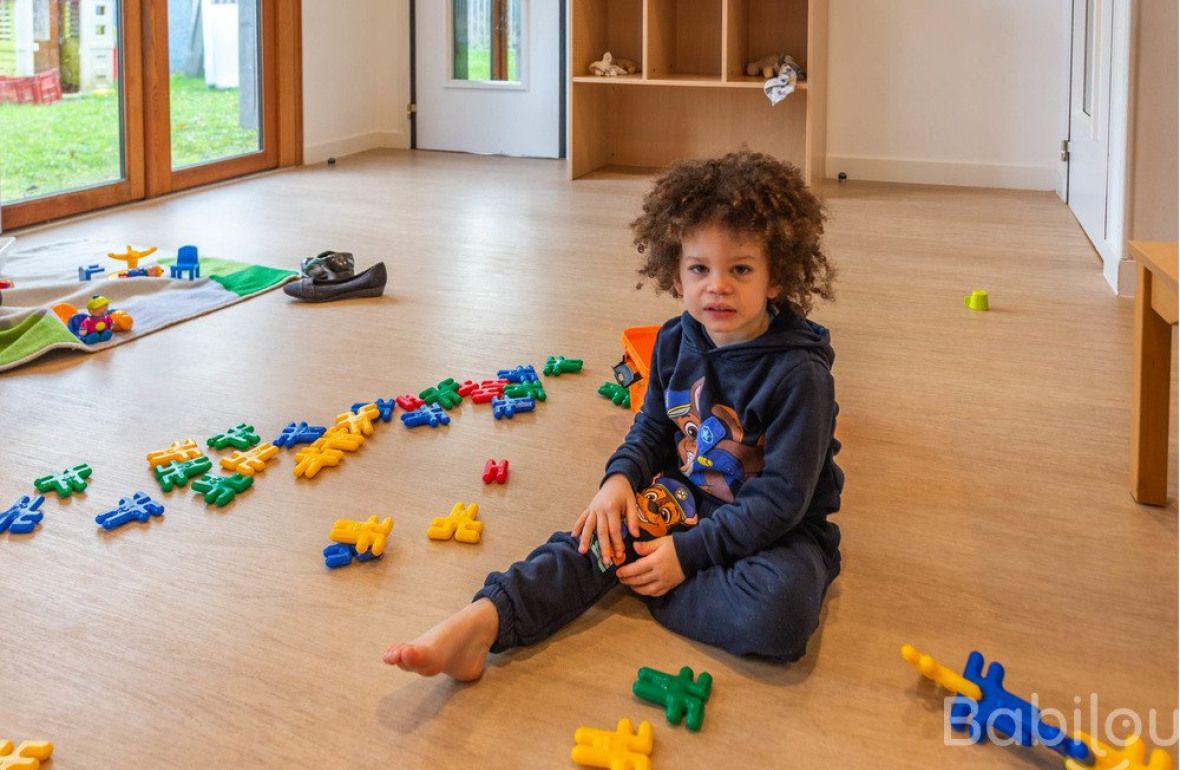 Un enfant en crèche babilou qui joue