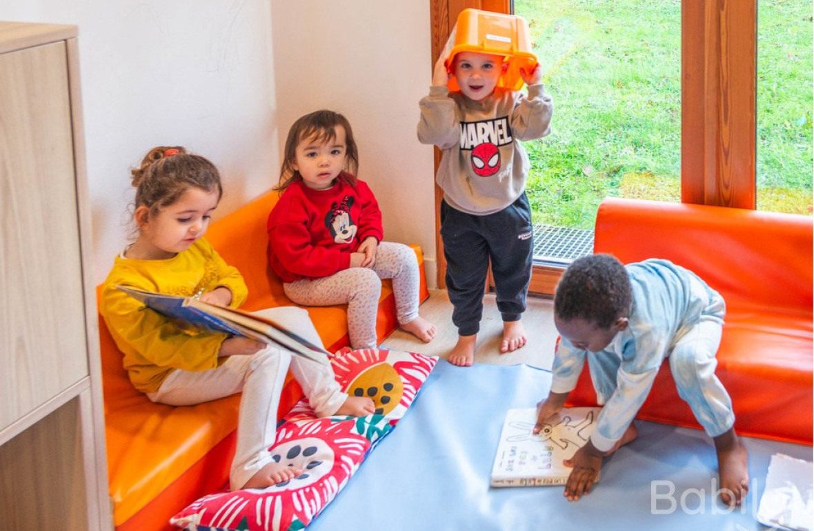Un groupe d'enfants qui jouent 