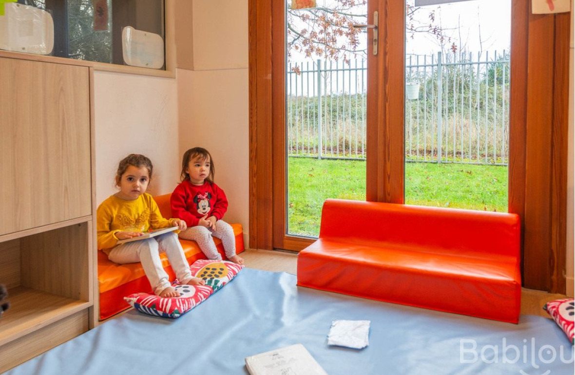 Deux enfants qui jouent en crèche 