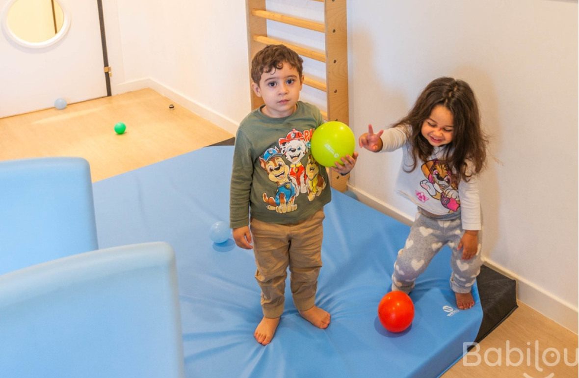Deux enfants qui jouent en crèche 