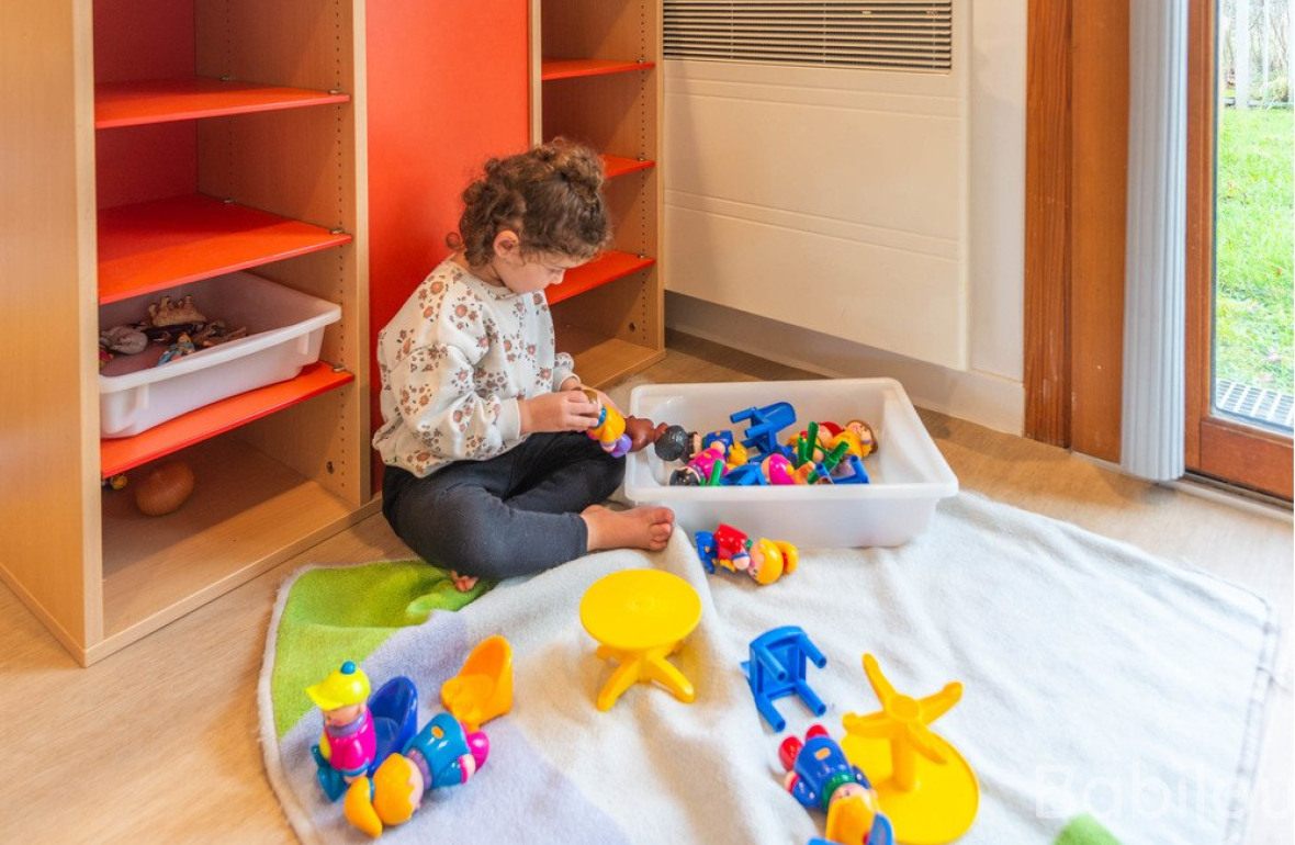 Une enfant en crèche Babilou en activité