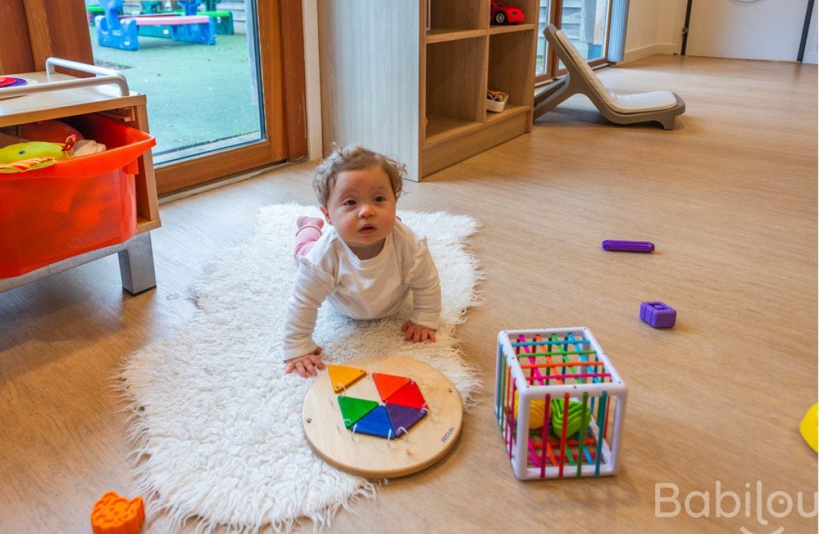 Une enfant en crèche Babilou en activité