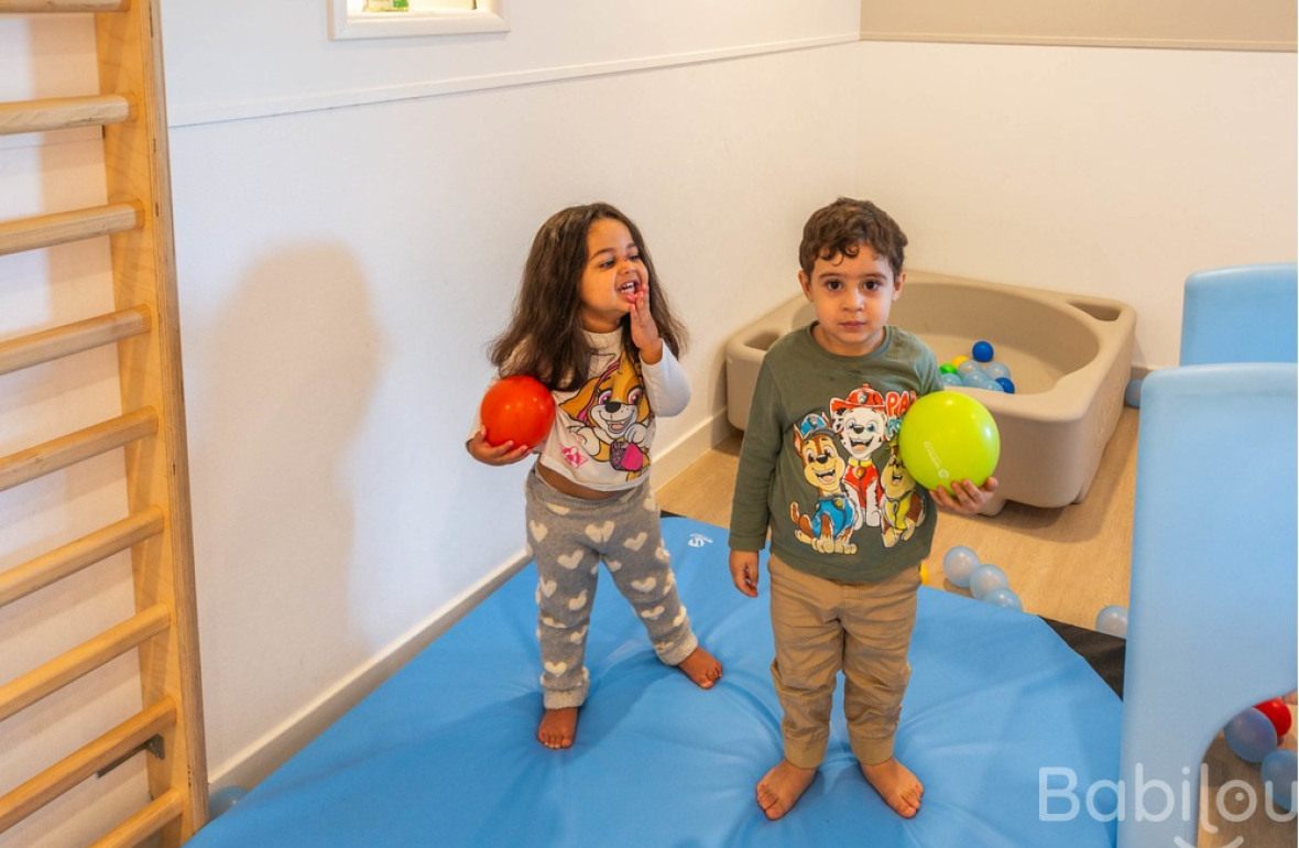 Deux enfants qui jouent en crèche 