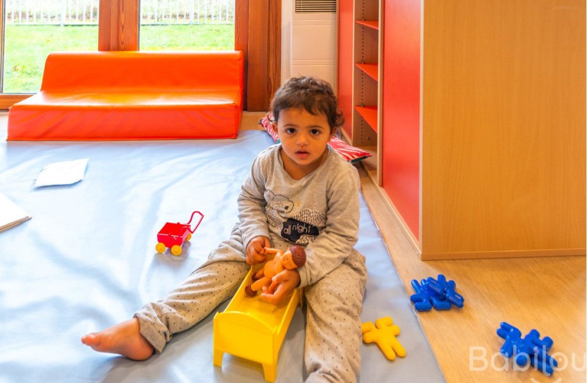 Un enfant en crèche qui joue 