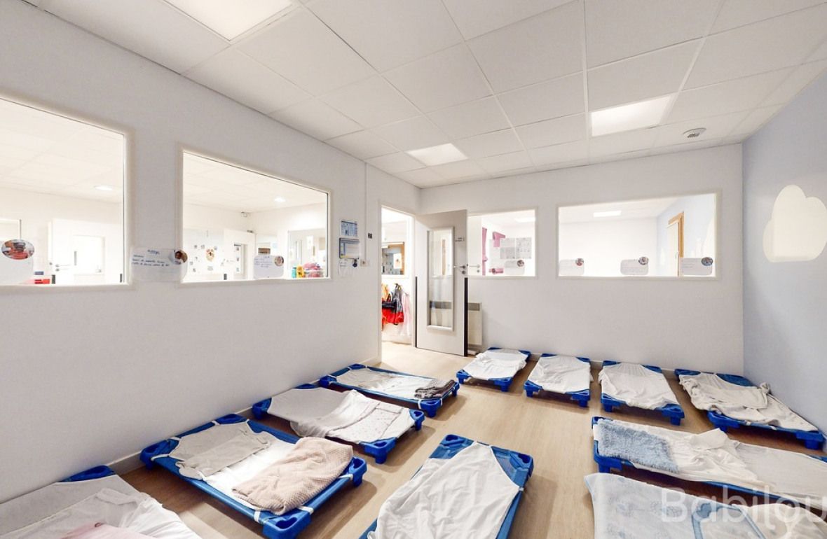 Salle de dortoir en crèche