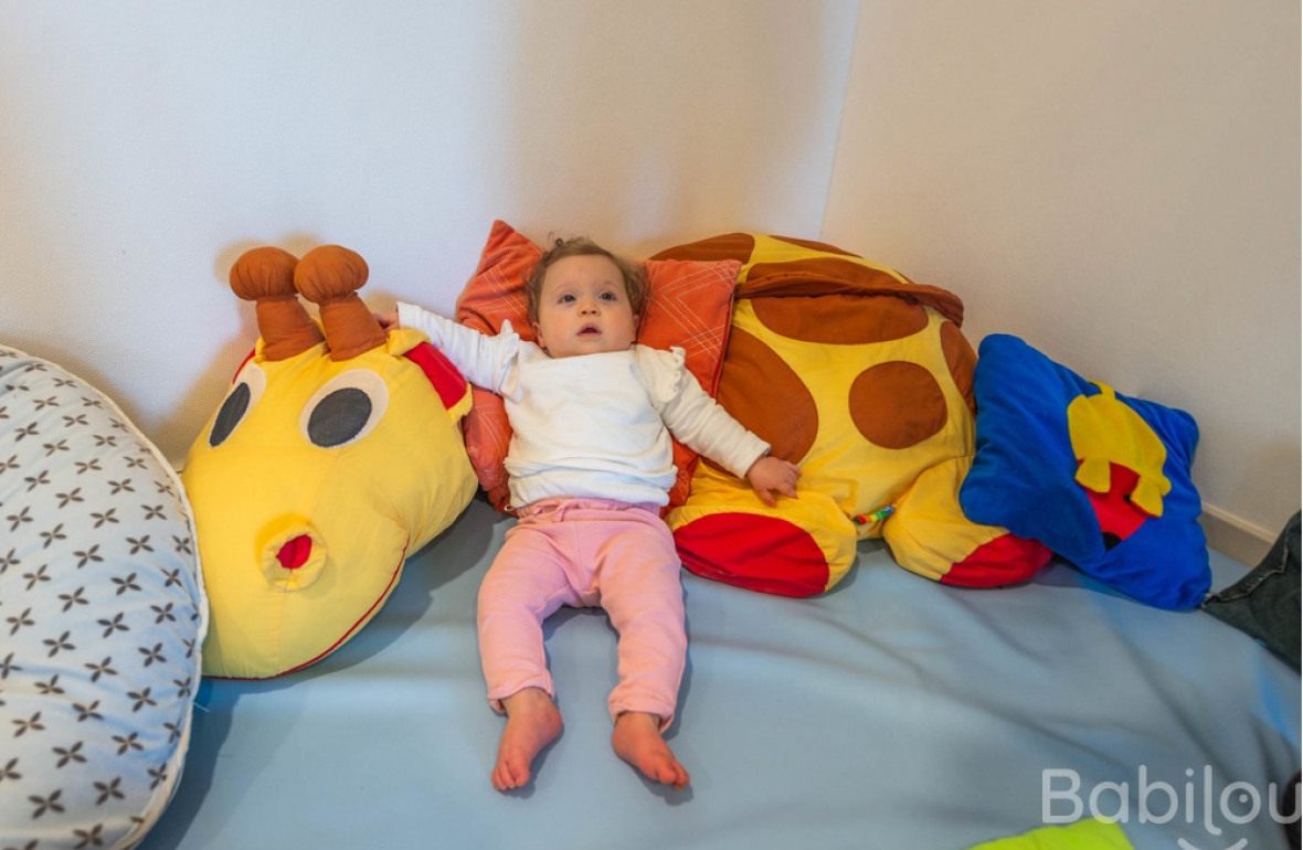 Une enfant en crèche allongé