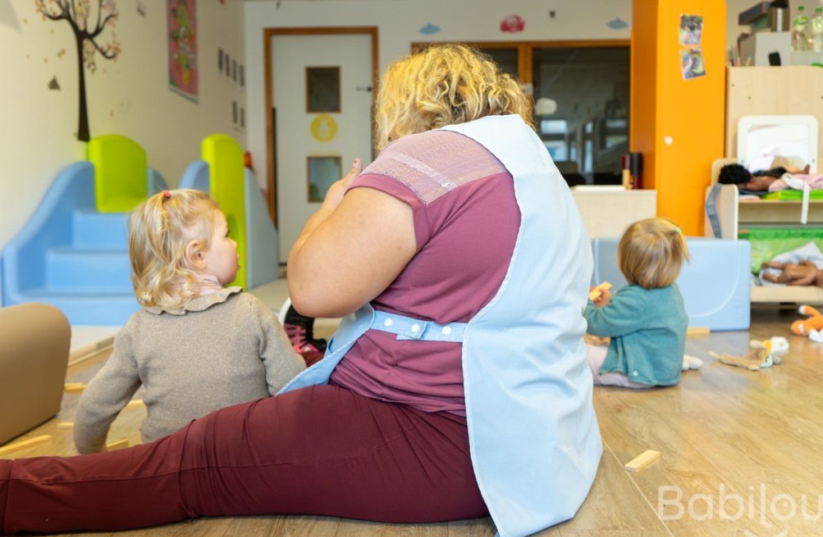 Une pro en crèche qui joue avec un enfant