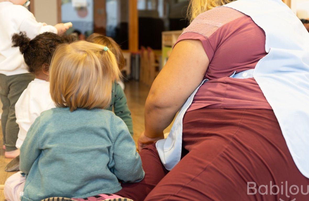 Une pro avec un groupe d'enfants en interaction