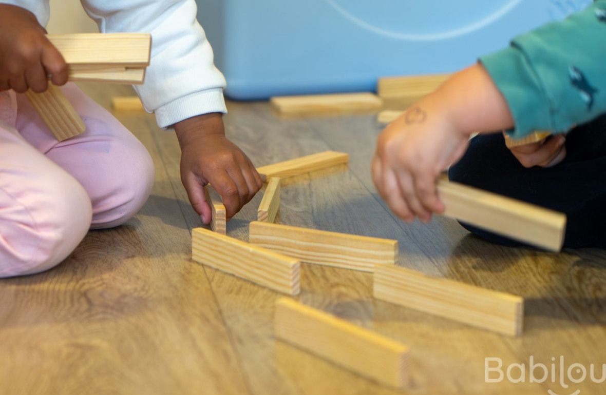 Deux enfants en crèche qui jouent