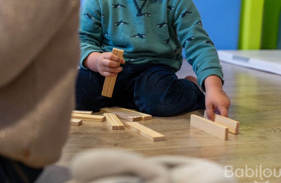 Un enfant en crèche qui joue 