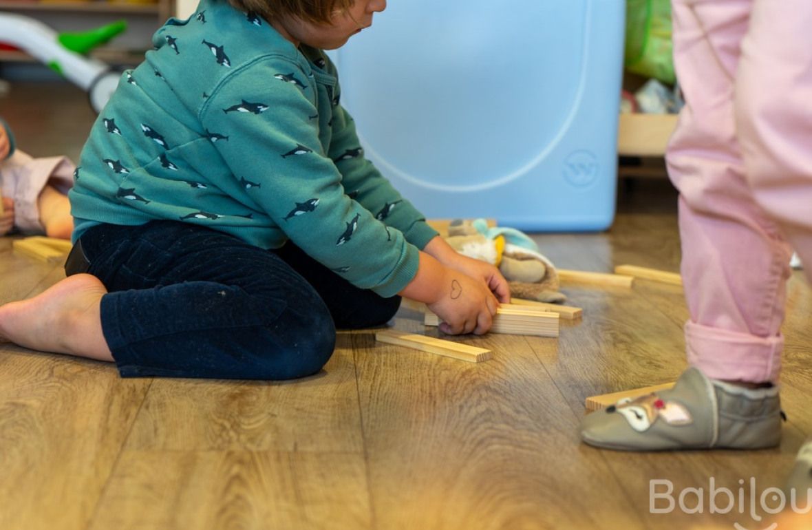 Une enfant en crèche Babilou qui joue
