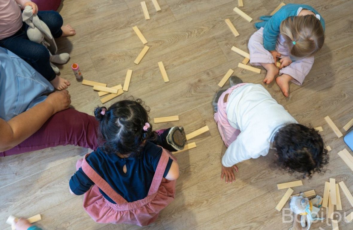 Un groupe d'enfants en crèche qui jouent 