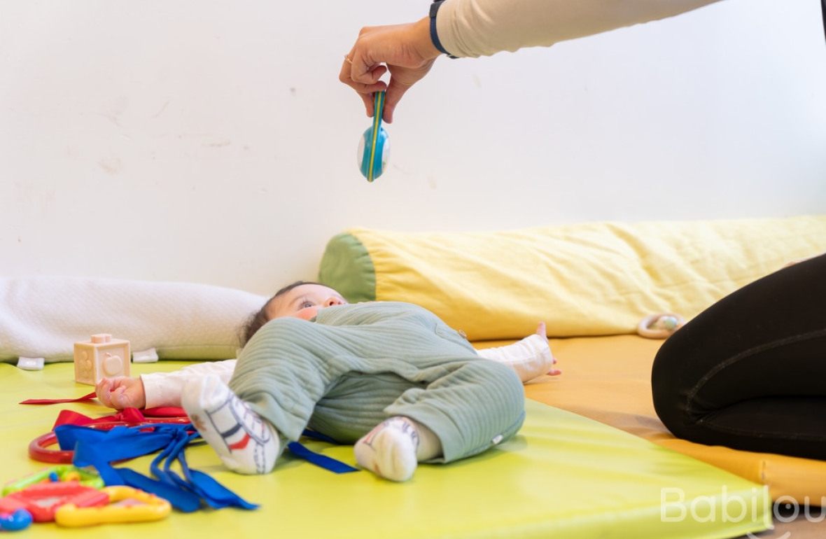 Une pro en crèche en interaction avec un bébé