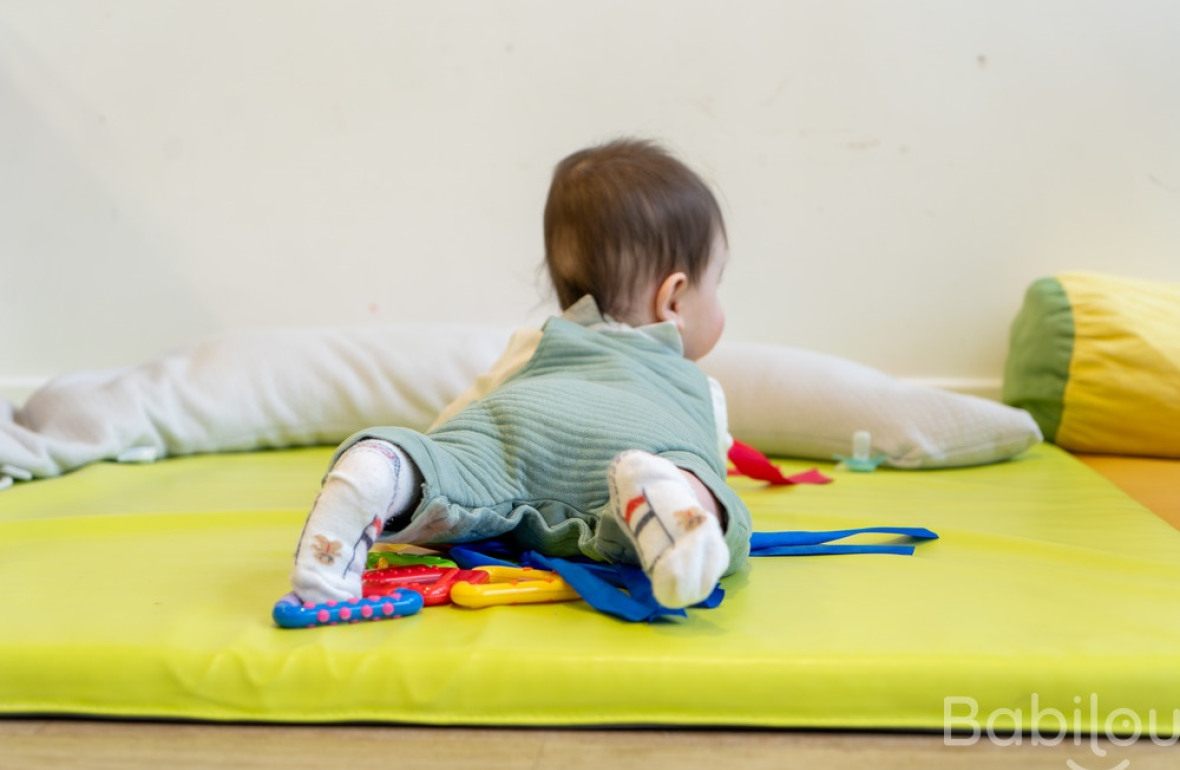 Un bébé allongé 