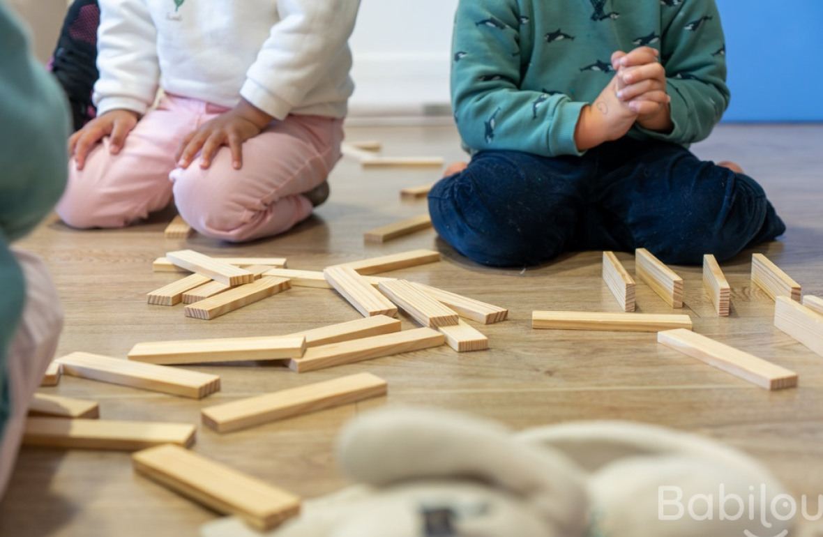 Deux enfants en crèche qui jouent