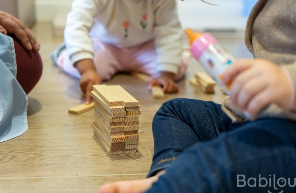 Deux enfants qui jouent en crèche 