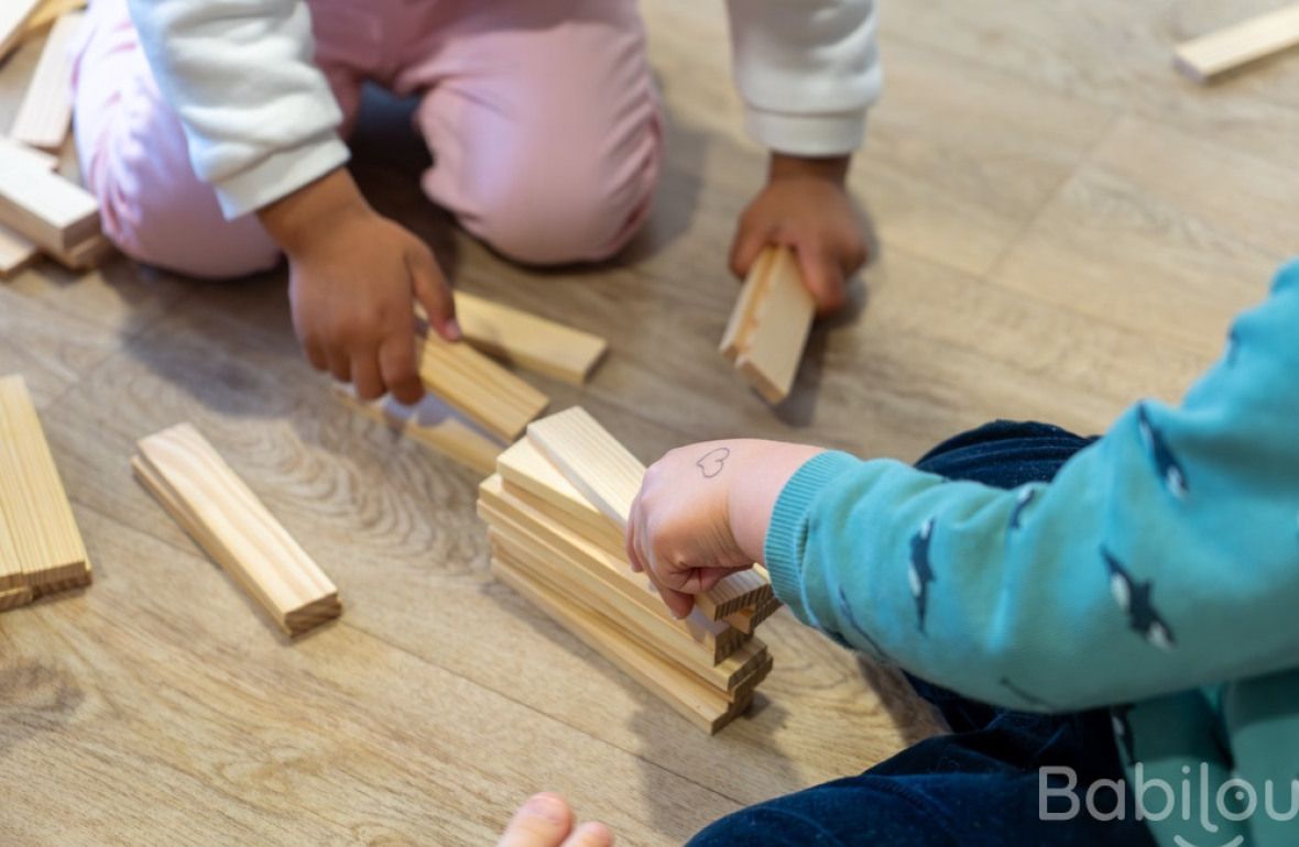Deux enfants en crèche Babilou qui jouent