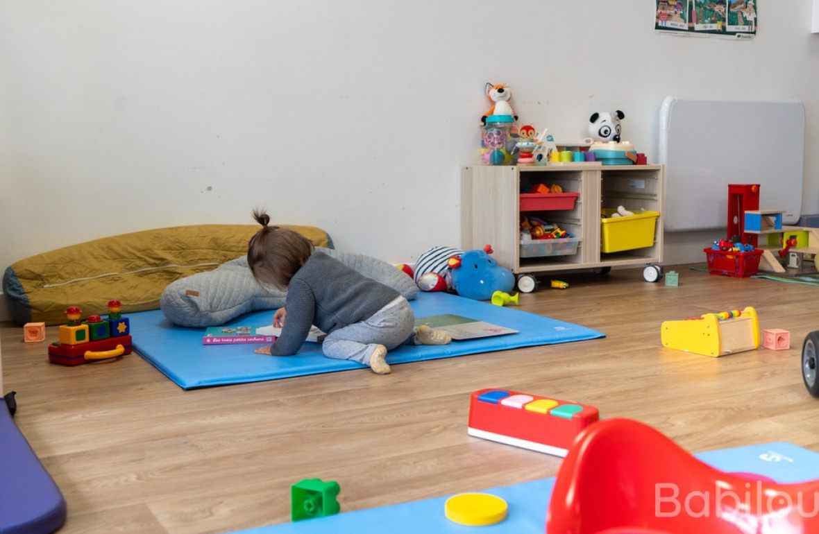 Un enfant en crèche qui joue 