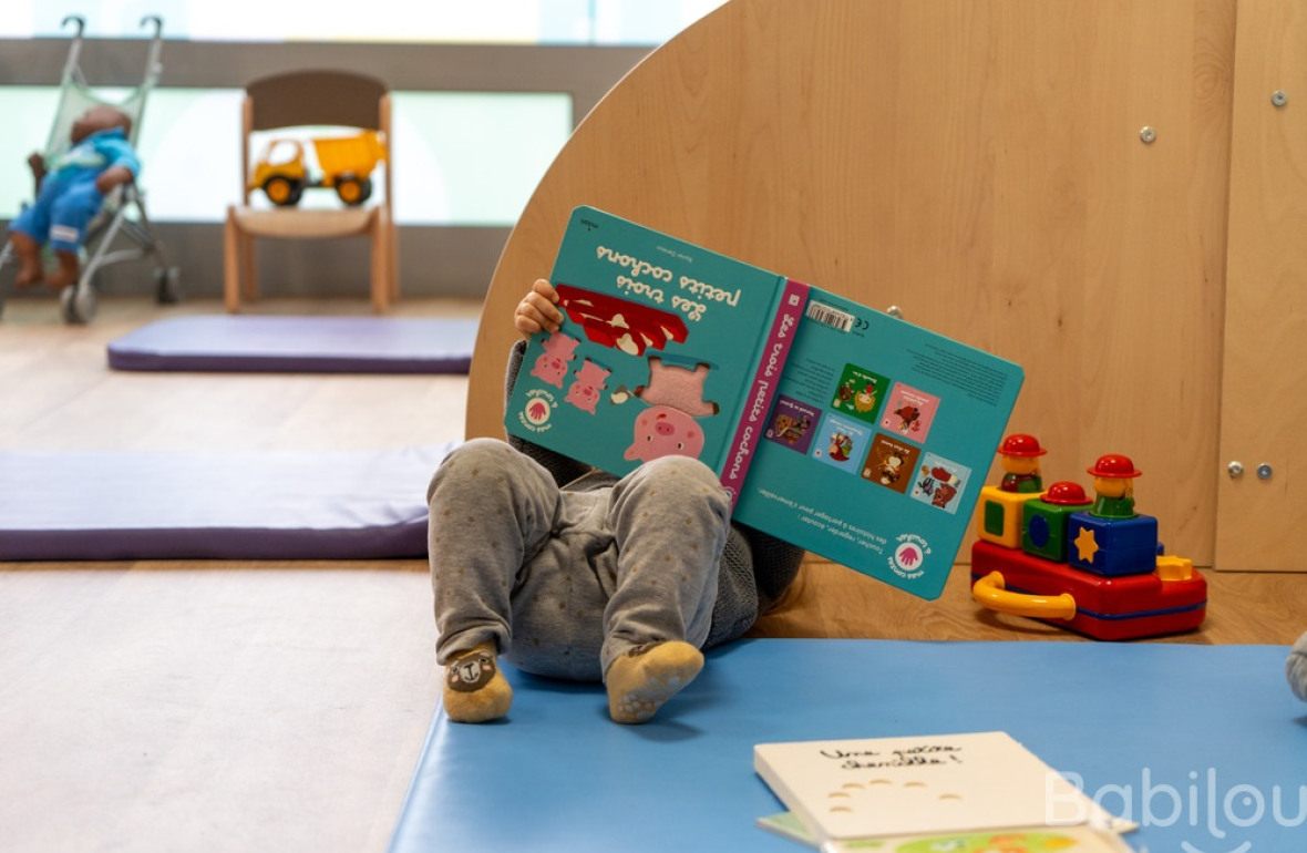 Un enfant en crèche qui lit