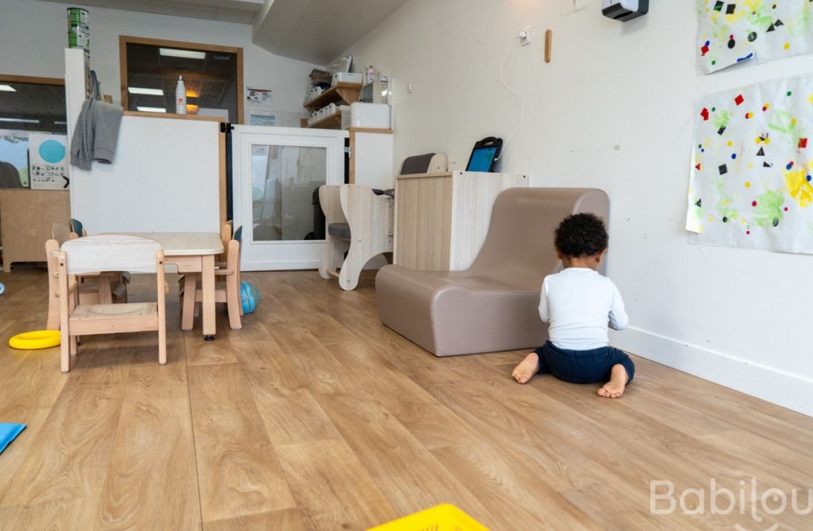 Un enfant en crèche qui joue 