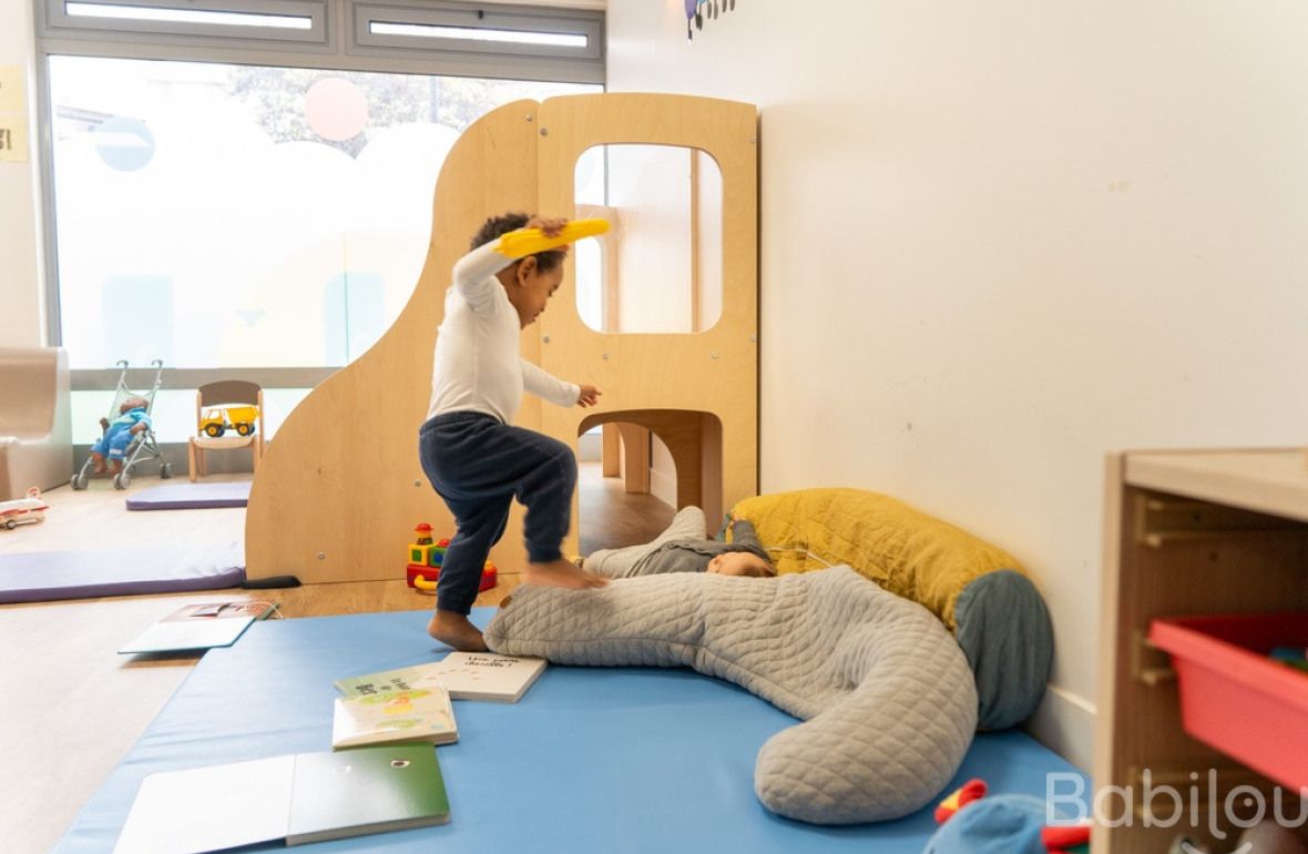 Un enfant en crèche Babilou qui joue  
