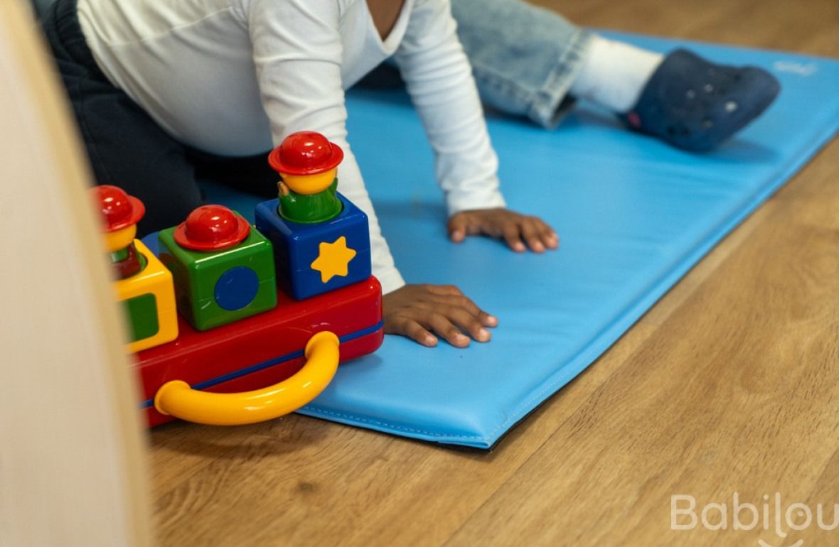 Un enfant en crèche qui joue 