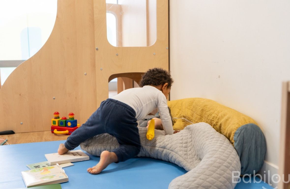 Un enfant en crèche qui joue 
