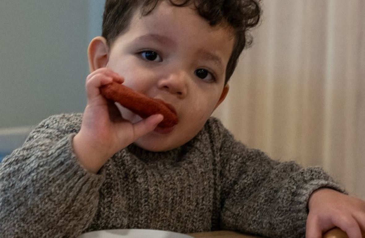 Un enfant en crèche qui mange