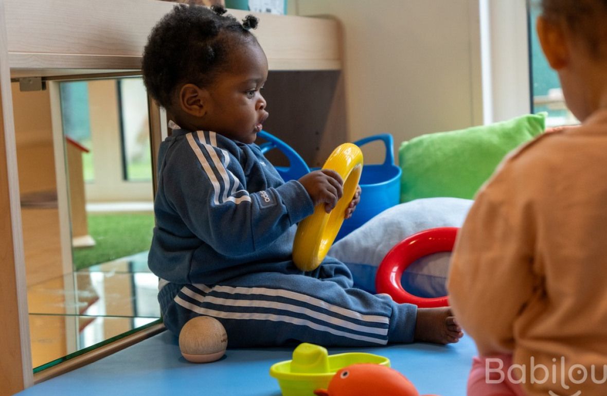 Deux enfants qui jouent en crèche 