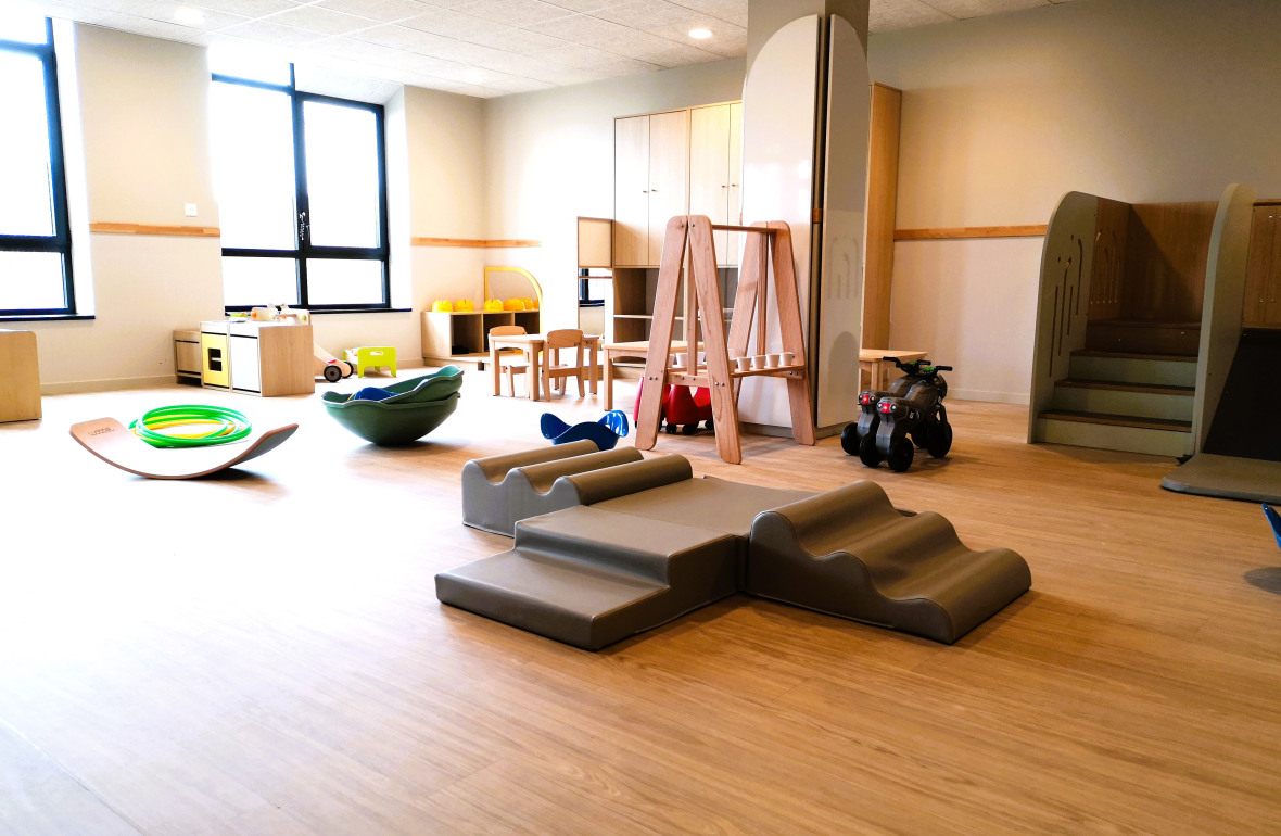 Vue d'ensemble de la salle d'éveil au sein de la crèche Babilou Pacé Trieux 