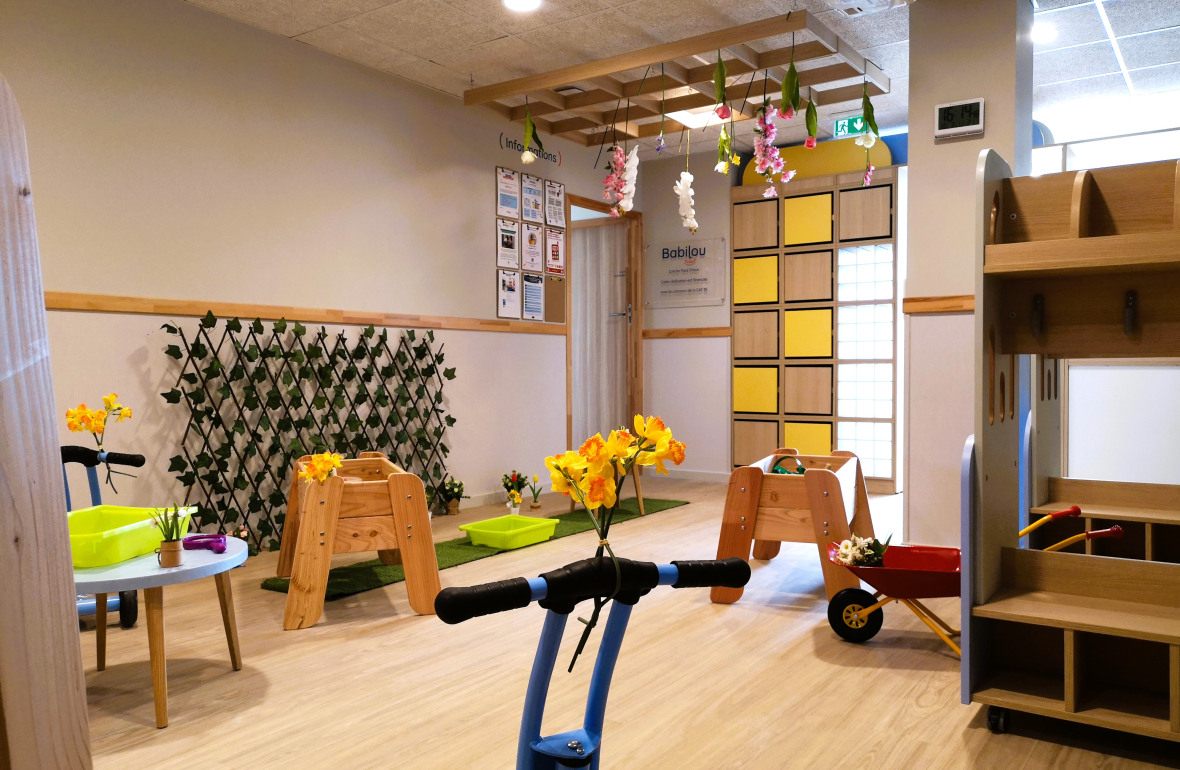Espace de jeux avec mur végétalisé au sein de la crèche Babilou Pacé Trieux 
