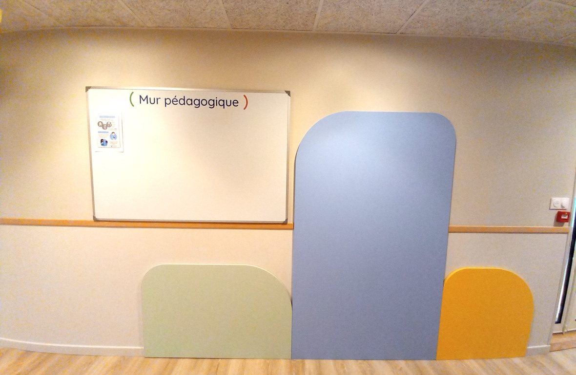 Mur pédagogique dans la crèche Babilou Antibes Deuxième Avenue