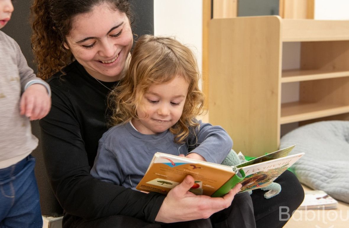 Une pro en crèche qui joue avec un enfant