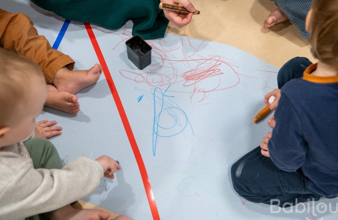 Un groupe d'enfants en crèche en activité 