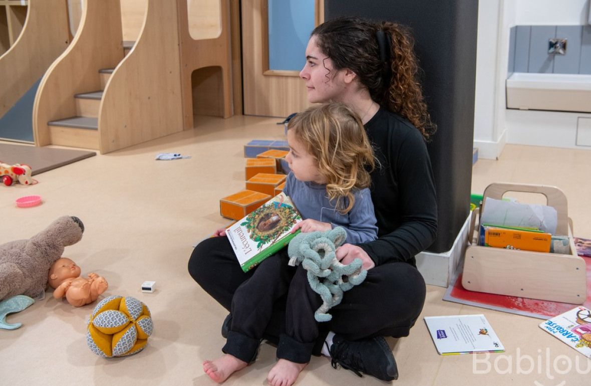 Une pro en crèche qui porte un enfant 