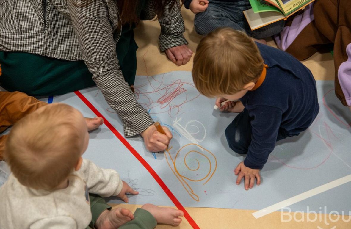 Une pro en crèche et deux enfants 