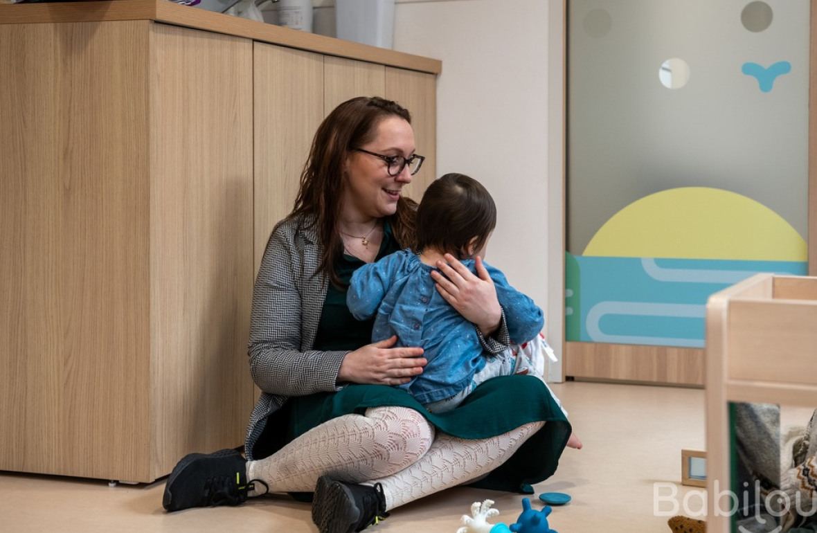 Une pro en crèche qui joue avec un enfant