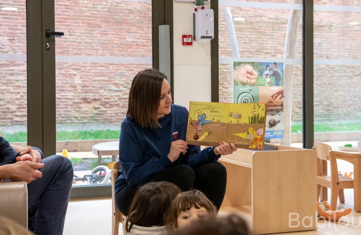 Une pro en crèche qui raconte une histoire 