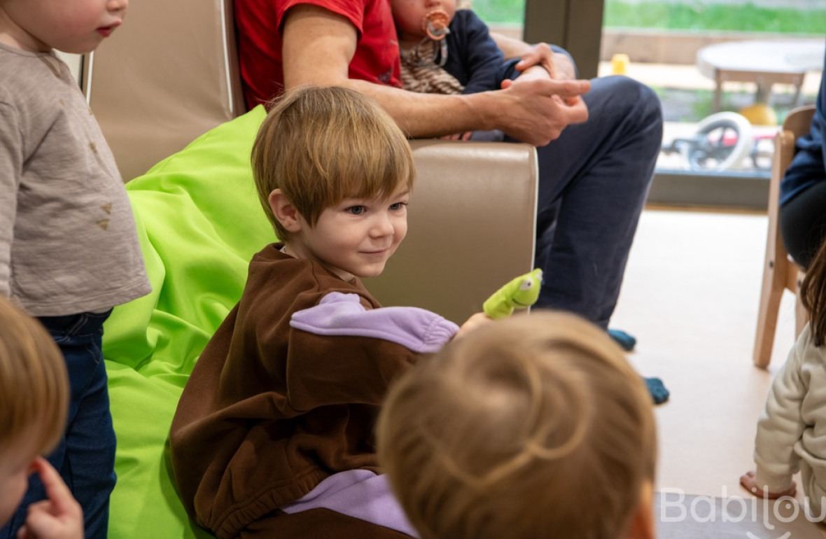 Un enfant en crèche qui joue 