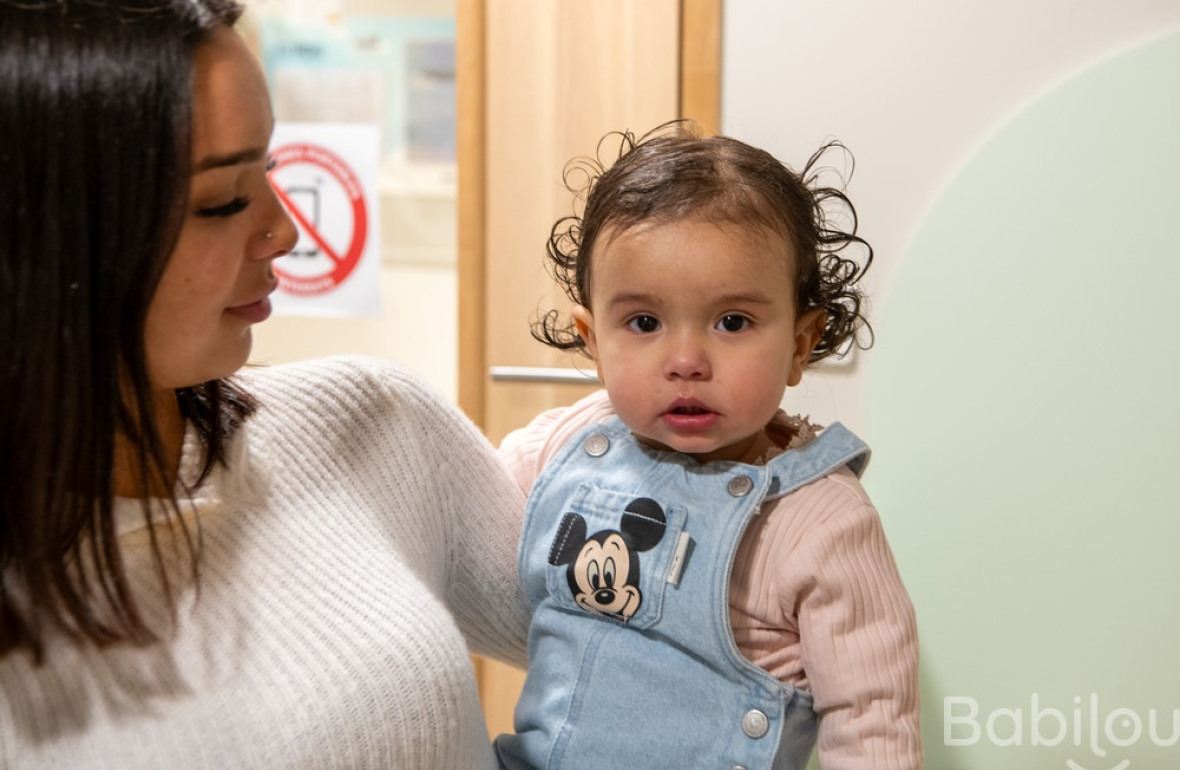 Une pro en crèche en interaction avec un enfant