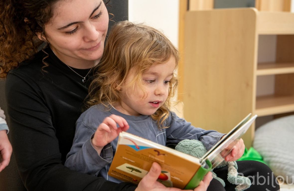 Une pro en crèche en interaction avec un enfant