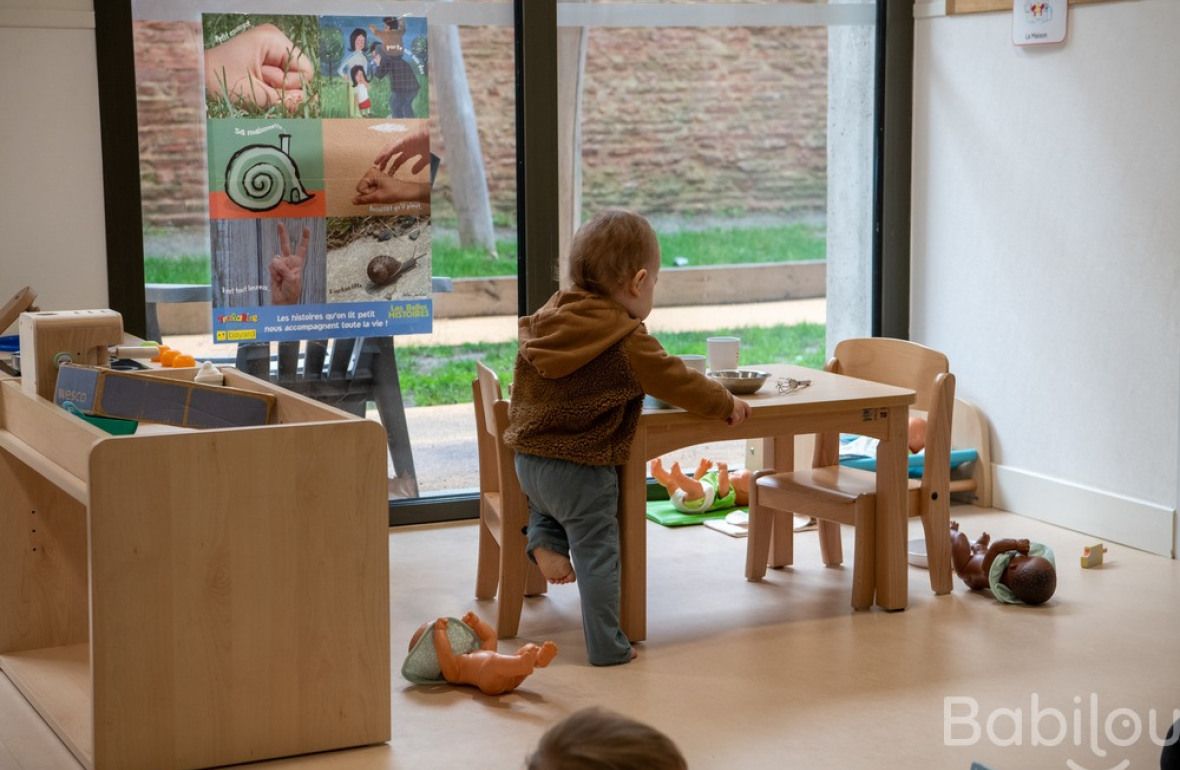Un enfant en crèche qui joue 