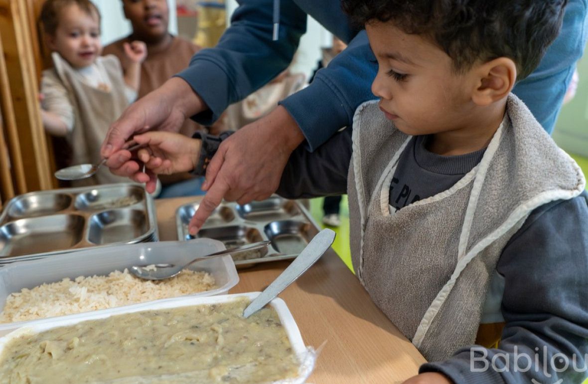 Un enfant en crèche à l'heure du repas
