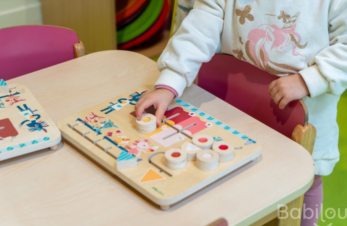 Un enfant en crèche qui joue 
