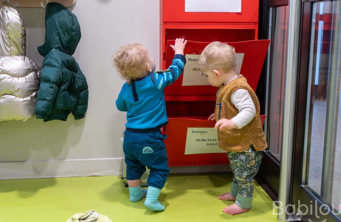 Deux enfants en crèche qui jouent
